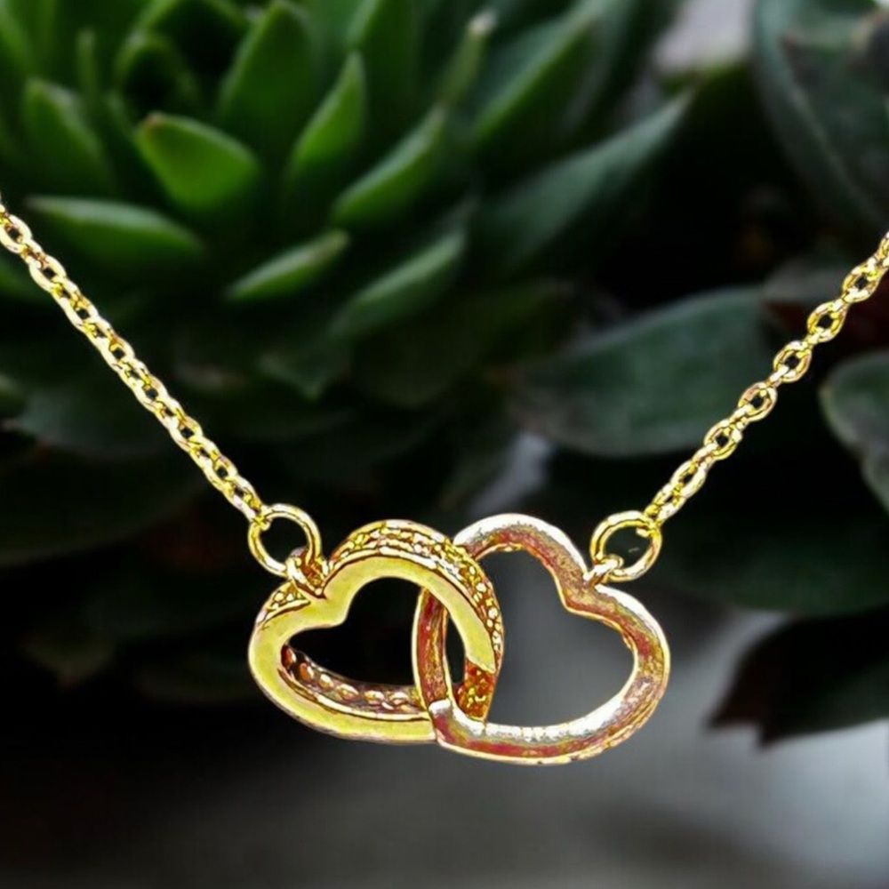 NWOT Cute intertwined hearts necklace, stainless steel 18 K rose gold plated